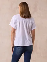 Remera amarilla de lino y poliéster, manga corta con fruncido en los hombros y escote redondo.
