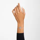 Pulsera plateada con dije en forma de lazo adornado con piedras brillantes y una piedra colgante en forma de pera.