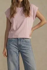 Remera rosa de algodón, corte al cuerpo y mangas cortas.