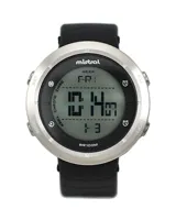 Reloj Mistral deportivo con correa de silicona negra y caja plateada. Pantalla digital con visualización de hora, fecha y día de la semana. Resistente al agua.