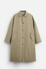 Gabardina color beige de corte amplio, con cuello solapa, manga larga, bolsillos laterales con solapa y cierre frontal con botones.