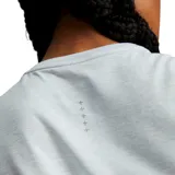 Remera deportiva Puma de mujer color celeste jaspeado, de manga corta y corte clásico.