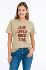 Remera negra de algodón con cuello redondo y mangas cortas. Estampado frontal con un corazón rojo atravesado por un rayo, tigres y la frase "Let It Rock".