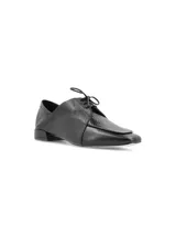 Zapato de cuero negro con cordones, punta fina y aplique de cuero con estampado animal print.