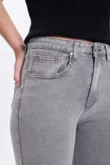 Pantalón de jean gris claro con corte cropped y flare.
