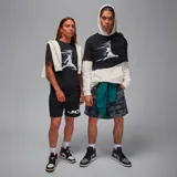 Camiseta negra de algodón con cuello redondo y manga corta. Estampado frontal con el logo de Jordan en color crema y efecto de movimiento.