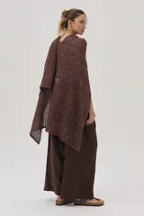 Ruana beige de tejido de punto acanalado con mangas cortas.