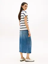 Remera blanca con rayas horizontales azul marino, de corte recto, cuello redondo y mangas cortas con dobladillo.