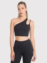 Top deportivo negro asimétrico de un hombro con una mini abertura y una tira delgada. Cuenta con sujetador integrado en el interior y almohadillas removibles.