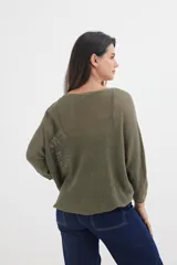Sweater negro de tejido calado con mangas 3/4 y escote amplio.