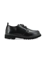 Zapato acordonado de cuero negro con suela track y detalle de pespuntes en color crudo.
