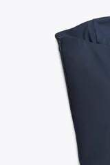 Vestido midi azul marino de popelín, con escote recto palabra de honor, hombros descubiertos, detalle de pliegues y forro interior combinado. Cierre lateral con cremallera oculta.