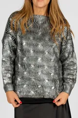 Sweater plateado de lana con diseño geométrico.