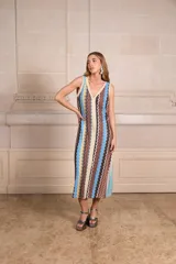 Vestido largo con estampado vertical multicolor, escote en V y espalda baja en V.