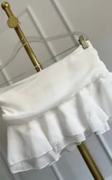 Minifalda blanca con volados y short interno.