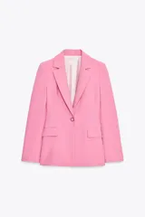 Blazer entallada color rosa, confeccionada en mezcla de viscosa. Tiene cuello solapa con muescas, manga larga, bolsillos con solapa en el delantero, forro interior a contraste y cierre frontal con botón.