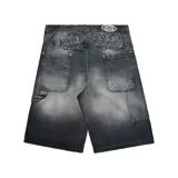 Bermuda de jean estilo carpintero, corte baggy, color negro lavado con efecto degradado. Presenta bordados en la parte trasera con tipografía gótica que dice "Lucca Bossio". Incluye bolsillos grandes y bolsillo lateral de carpintero.