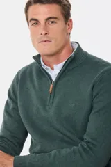 Sweater color beige de tejido de punto con cuello alto y cierre parcial con cremallera.