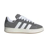Championes Adidas Grand Court Alpha, color gris con las tres rayas laterales en blanco. Confeccionados en cuero sintético con forro textil y suela de goma.