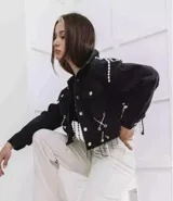 Campera cropped de jean negra con tiras de strass plateado y botones plateados al frente.