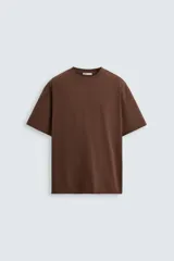 Camiseta marrón de corte holgado confeccionada en algodón compacto, con cuello redondo y mangas cortas.