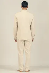 Camisa de manga larga con corte regular en tejido de algodón a rayas, con botones de madera y parche con logo.