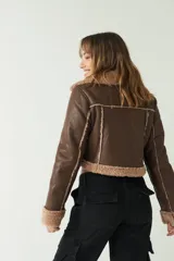 Campera corta de cuero sintético color marrón con interior y detalles de corderito color beige.