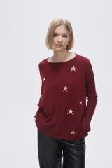 Sweater color borgoña con estampado de estrellas blancas.