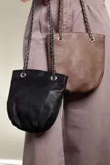 Cartera mini color bordó con correa metálica y cuero, diseñada para llevar lo esencial de manera cómoda.