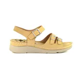 Sandalias bajas color gris claro con tres tiras horizontales con hebillas plateadas y tira trasera con hebilla. Suela beige con diseño ergonómico.