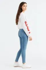 Pantalones de jean de tiro alto, corte super skinny y color celeste claro.