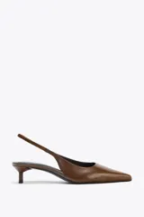 Zapato destalonado de cuero color marrón, con tacón kitten y tira trasera con pieza elástica ajustable.