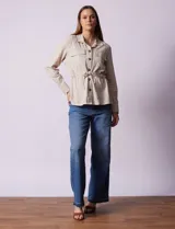 Sobrecamisa blanca de lino y rayón, marca Dash, con cuello solapa, abertura central con botones, bolsillos delanteros y cintura ajustable con jareta interna.