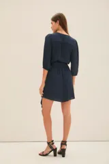 Vestido corto azul marino de manga 3/4, con escote en V cruzado y lazo en la cintura.