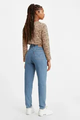 Pantalón de jean celeste de tiro alto, corte tapered y estilo mom.