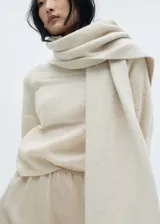 Sweater color crema con cuello perkins y paneles en contraste.