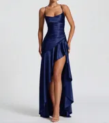 Vestido largo color verde oliva, de satén, con escote drapeado, tirantes finos, fruncido en la cintura, falda asimétrica con volados y abertura lateral.