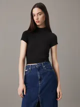 Remera negra de punto de viscosa elástica con textura de canalé irregular, corte slim, cuello perkins y mangas raglán cortas.