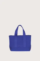 Bolso mini tote azul con textura acanalada y asas cortas.