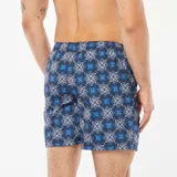 Short de baño azul con estampado de mosaicos blancos y azules.
