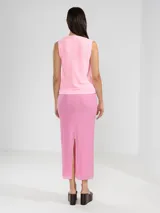 Top tejido de punto color rosado, sin mangas y cuello redondo.