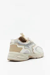 Zapatillas urbanas blancas con detalles plateados, de caña baja y cordones.
