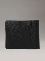 Billetera bifold de piel granulada negra, con logo en relieve y múltiples compartimientos.