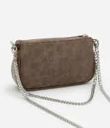 Cartera baguette color marrón con textura símil cuero, asa corta de cadena plateada y cierre superior con cremallera.