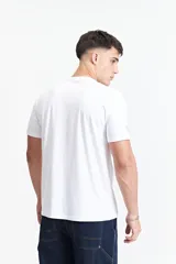 Remera blanca de algodón con cuello redondo y logo estampado en el pecho.