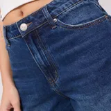 Pantalón de jean azul de corte ancho y tiro alto.