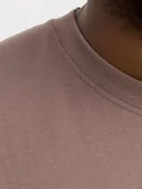 Remera marrón de manga corta con cuello redondo y corte relajado. Diseño con estampa en relieve.