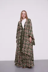 Kimono largo con estampado de animal print en tonos marrón y negro, de corte holgado.