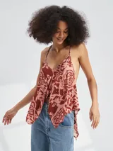 Musculosa con estampado abstracto en tonos rosa y marrón, con breteles finos y escote en V.