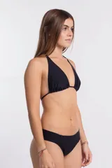 Bombacha de bikini negra de tiro medio con corte clásico.